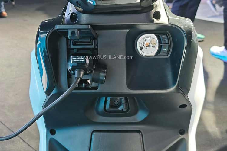 Bên cạnh đó, không gian cốp dưới yên có dung tích 24,5 lít (nhỏ hơn so với Grande là 27 lít nhưng khá lớn khi so với nhiều mẫu xe khác), đáp ứng tốt nhu cầu chứa các vật dụng cá nhân thiết yếu cho việc đi lại hàng ngày.