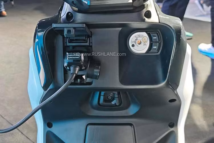 Bên cạnh đó, không gian cốp dưới yên có dung tích 24,5 lít (nhỏ hơn so với Grande là 27 lít nhưng khá lớn khi so với nhiều mẫu xe khác), đáp ứng tốt nhu cầu chứa các vật dụng cá nhân thiết yếu cho việc đi lại hàng ngày.