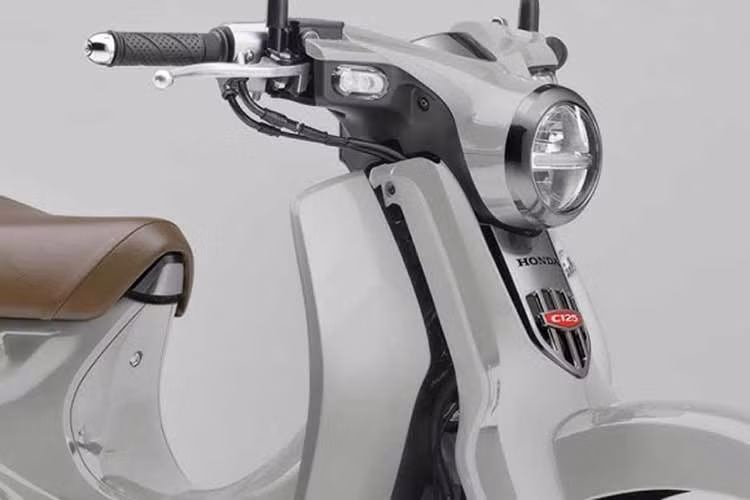 Bước sang đời xe 2026, Honda không thay đổi kết cấu khung sườn hay thông số động cơ của Super Cub C125, mà tập trung làm mới hình ảnh thông qua việc bổ sung hai màu sơn ngoại thất mới gồm Pearl Smoky Gray và Premium Silver Metallic.