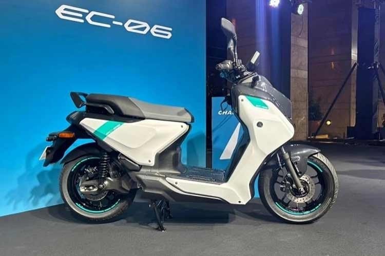 Thiết kế trọng tâm cao giúp tăng cường sự linh hoạt và khả năng điều khiển trong điều kiện giao thông đông đúc, trong khi thiết kế lõi ngang đảm bảo sự cân bằng và ổn định. Yamaha cho biết EC-06 kết hợp sự đơn giản, tính thực dụng và kiểu dáng cao cấp trong một thiết kế nhỏ gọn.