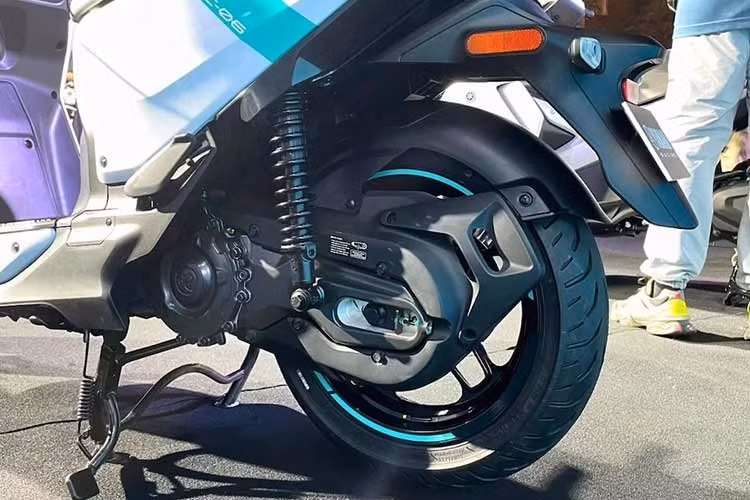 Hệ thống treo của xe sử dụng phuộc ống lồng phía trước và lò xo cuộn phía sau để đảm bảo sự êm ái. Khả năng an toàn được chú trọng với trang bị phanh đĩa 200 mm cho cả hai bánh, kết hợp cùng hệ thống phanh kết hợp giúp tối ưu lực dừng và duy trì sự ổn định khi xử lý tình huống bất ngờ.