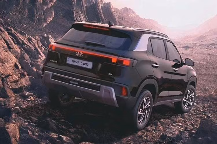 Ngoài ra, các chi tiết như giá nóc, cánh gió sau hay đèn hậu dọc – thay cho kiểu nằm ngang trên bản hiện tại – cũng góp phần tạo nên diện mạo mới cho mẫu SUV này. Nhìn tổng thể, Creta thế hệ thứ 3 có vẻ lớn hơn phiên bản hiện tại, nhiều khả năng sẽ tăng nhẹ kích thước để cạnh tranh với các đối thủ như Kia Seltos hay Tata Sierra.