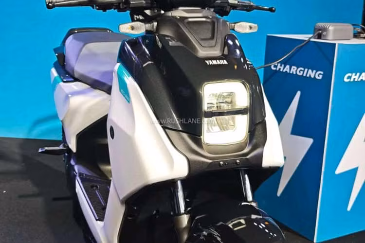 Về ngoại hình, Yamaha EC-06 206 chọn phong cách góc cạnh, hiện đại và sắc nét thể hiện rõ tinh thần “Neo-Futuristic” mà Yamaha đang theo đuổi trong mảng xe điện. Hệ thống đèn chiếu sáng và đèn hậu đều sử dụng công nghệ LED tiêu chuẩn, mang lại hiệu suất ánh sáng cao.