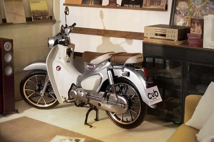 Trong khi bánh sau vẫn sử dụng phanh tang trống - lựa chọn phù hợp với đặc tính sử dụng và triết lý bền bỉ của dòng Super Cub. Xe được sản xuất tại Thái Lan, tiếp tục khẳng định vai trò của C125 như một mẫu xe phân khối nhỏ cao cấp, dung hòa giữa giá trị lịch sử, chất lượng chế tác và tính thực dụng trong sử dụng hằng ngày.