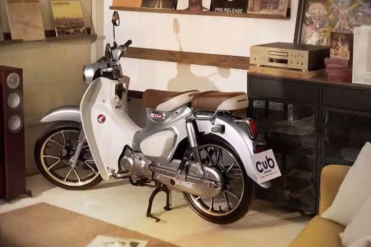 Trong khi bánh sau vẫn sử dụng phanh tang trống - lựa chọn phù hợp với đặc tính sử dụng và triết lý bền bỉ của dòng Super Cub. Xe được sản xuất tại Thái Lan, tiếp tục khẳng định vai trò của C125 như một mẫu xe phân khối nhỏ cao cấp, dung hòa giữa giá trị lịch sử, chất lượng chế tác và tính thực dụng trong sử dụng hằng ngày.