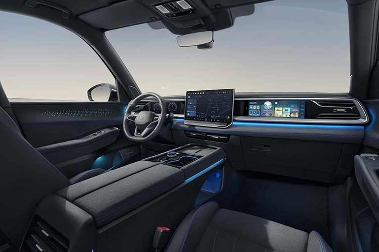 Bước vào bên trong, người dùng sẽ bị choáng ngợp bởi khoang cabin đậm chất tương lai với hệ thống 3 màn hình trải dài trên bảng táp-lô, phục vụ riêng biệt cho người lái, giải trí trung tâm và hành khách phía trước.