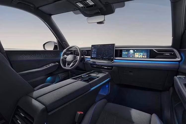Bước vào bên trong, người dùng sẽ bị choáng ngợp bởi khoang cabin đậm chất tương lai với hệ thống 3 màn hình trải dài trên bảng táp-lô, phục vụ riêng biệt cho người lái, giải trí trung tâm và hành khách phía trước.