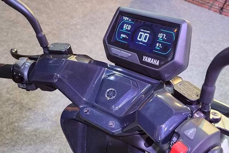 Về mặt tiện ích, EC-06 được trang bị màn hình LCD hiển thị đầy đủ các thông số về tốc độ, tình trạng pin và các chế độ lái. Mẫu xe cũng tích hợp ứng dụng Yamaha Motor Connect R, cho phép người dùng khai thác các tính năng kết nối thông minh.