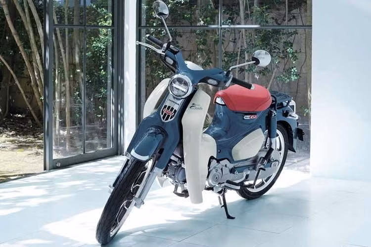 Trọng lượng xe ở mức 110 kg, chiều cao yên 780 mm, giúp Super Cub C125 duy trì tính thân thiện với nhiều đối tượng người lái, kể cả những người có thể trạng nhỏ. Xe được trag bị trang bị phanh đĩa bánh trước tích hợp ABS, góp phần nâng cao độ ổn định và an tâm khi vận hành.