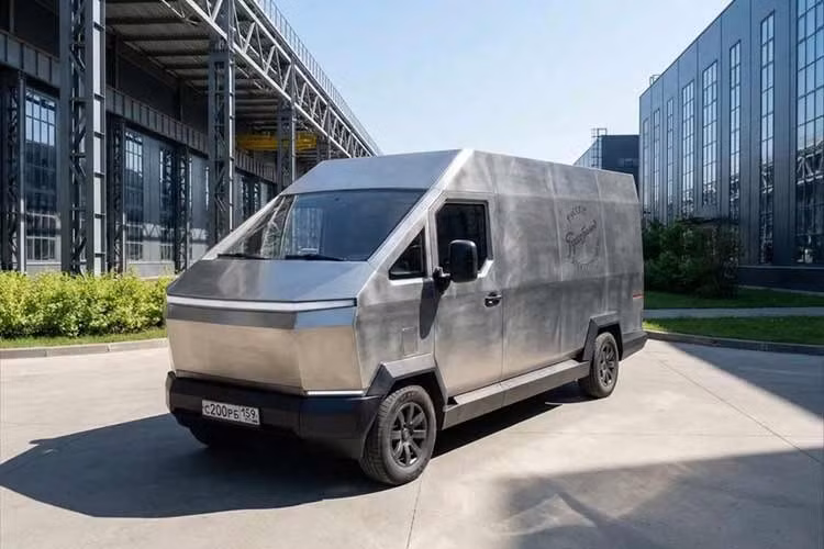 Mức giá khá cao này là con số nhắm trực tiếp vào nhóm khách hàng thượng lưu và các doanh nghiệp muốn tìm kiếm sự khác biệt. Chưa dừng lại ở đó, hãng xe Nga còn tham vọng mở rộng dải sản phẩm với phiên bản F400.