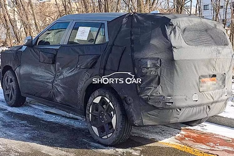 Các trang bị tiện nghi cao cấp trên Hyundai Creta 2027 được kỳ vọng bao gồm: cửa sổ trời toàn cảnh, ghế lái chỉnh điện, sạc không dây trước – sau, camera 360 độ, camera hành trình tích hợp, rèm che nắng phía sau, và cả công nghệ hỗ trợ lái ADAS cấp độ 2.