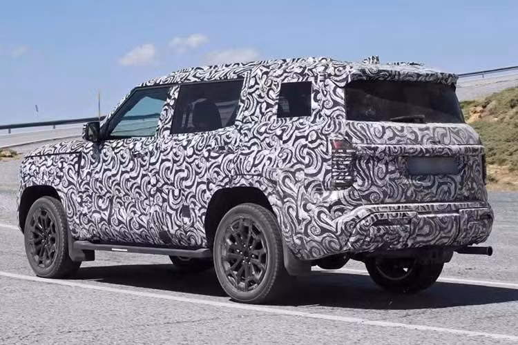 Về nền tảng, Pajero 2026 tiếp tục sử dụng khung gầm rời chia sẻ với Triton mới, vốn đã cải thiện độ cứng vững và khả năng xử lý lực vặn xoắn, từ đó nâng cao sự ổn định khi vận hành. Dưới nắp ca-pô, nhiều khả năng mẫu xe sẽ được trang bị động cơ diesel 2.4L tăng áp kép (bi-turbo) với công suất khoảng 204 mã lực và mô-men xoắn 470 Nm, kết hợp hộp số tự động 6 cấp.