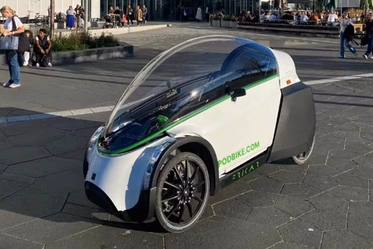 Được phát triển từ nền tảng của dòng xe đạp điện Frikar, TwoZero gây ấn tượng mạnh với cộng đồng công nghệ nhờ thiết kế khoang lái khép kín hoàn toàn. Với bộ khung nhôm vững chắc bao phủ bởi lớp vỏ polycarbonate trong suốt, phương tiện này trông giống như một chiếc "tàu vũ trụ thu nhỏ" lăn bánh trên phố.