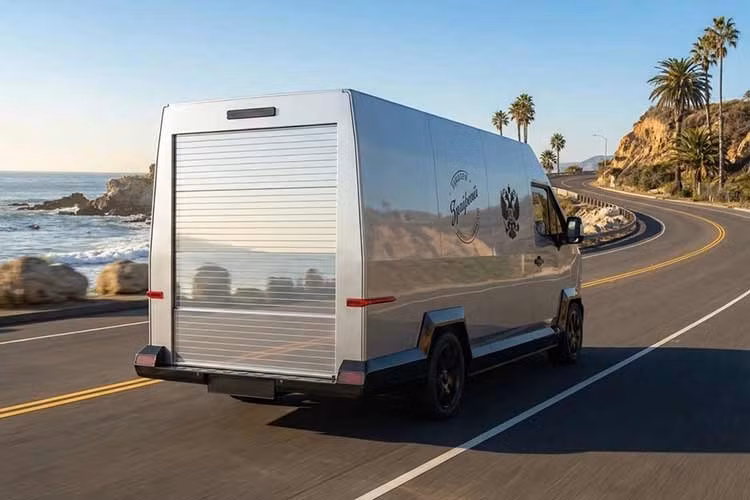 Hiện tại, Russo-Balt F200 chạy điện này được chào bán theo hình thức đơn đặt hàng riêng với mức giá khởi điểm khoảng 6,5 triệu rúp (tương đương 2,2 tỷ đồng).