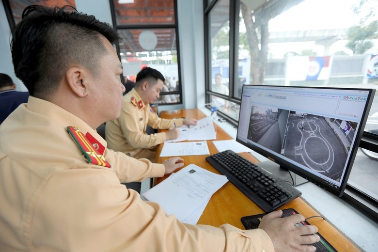 Lực lượng CSGT trực tiếp giám sát các bài thi sát hạch lái xe ở Hà Nội.