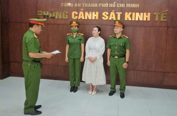 Cơ quan CSĐT Công an TP Hồ Chí Minh thi hành lệnh bắt tạm giam bị can Nguyễn Ngọc Tiền.