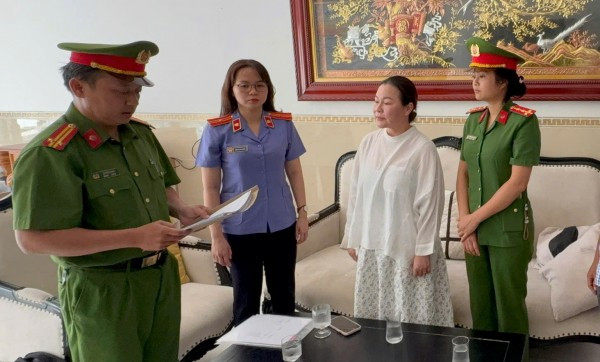 Cơ quan CSĐT Công an TP Hồ Chí Minh đọc lệnh khám xét Công ty TNHH DV BĐS Đảo Vàng của bị can Nguyễn Ngọc Tiền.