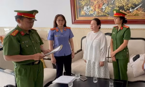 Cơ quan CSĐT Công an TP Hồ Chí Minh đọc lệnh khám xét Công ty TNHH DV BĐS Đảo Vàng của bị can Nguyễn Ngọc Tiền.