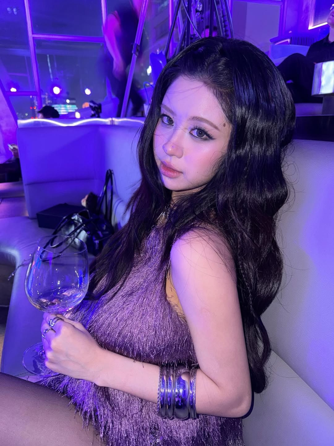 Ít ai biết rằng, con đường học vấn của Hàn Hằng lại không liên quan nhiều đến hình ảnh quyến rũ trên mạng xã hội. Cô là cựu sinh viên khoa Thanh nhạc – Đại học Văn hóa, Thể thao và Du lịch Thanh Hóa, tốt nghiệp năm 2021.