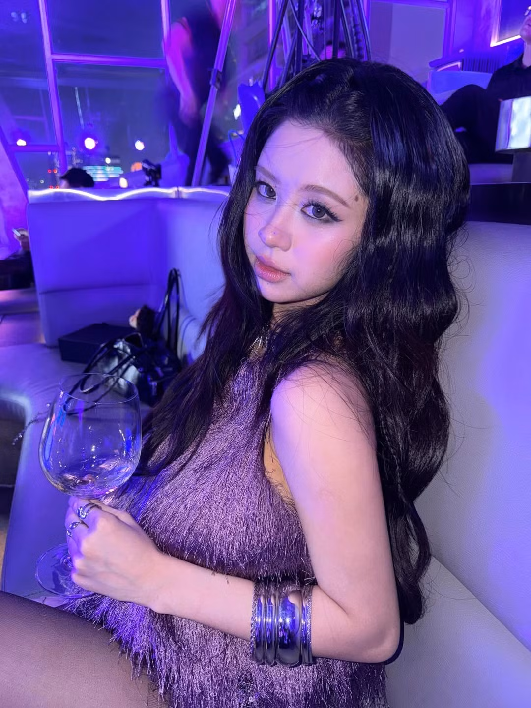 Ít ai biết rằng, con đường học vấn của Hàn Hằng lại không liên quan nhiều đến hình ảnh quyến rũ trên mạng xã hội. Cô là cựu sinh viên khoa Thanh nhạc – Đại học Văn hóa, Thể thao và Du lịch Thanh Hóa, tốt nghiệp năm 2021.