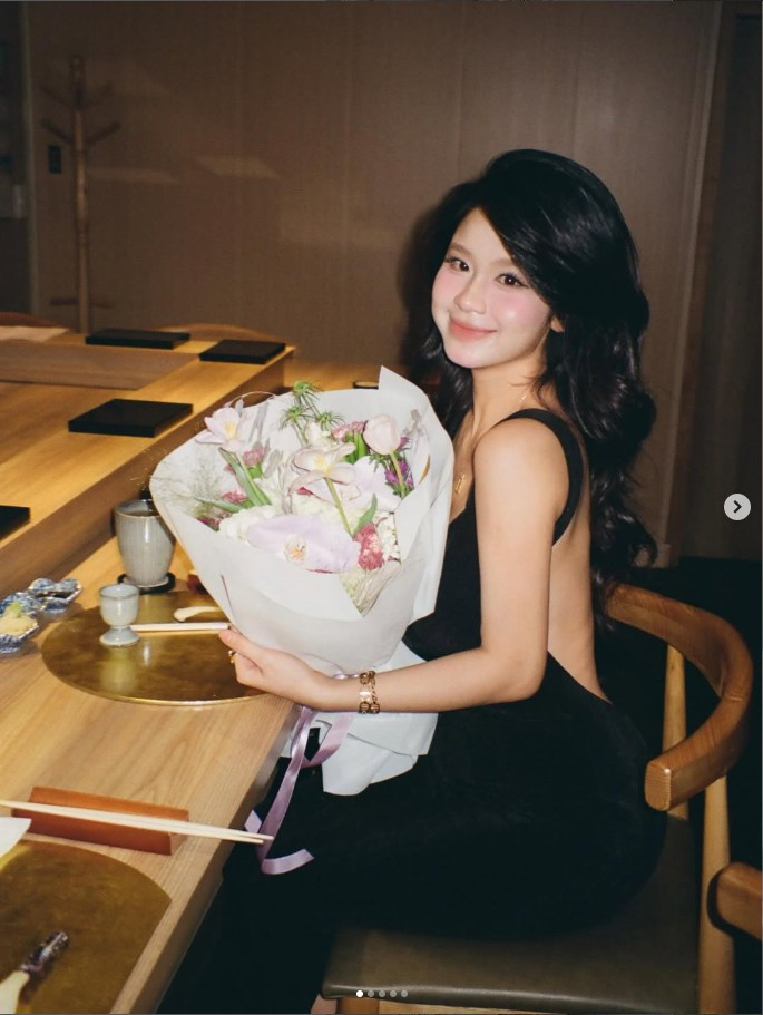 Sự xuất hiện trở lại của Hàn Hằng sau khi sinh con không chỉ thu hút bởi nhan sắc “thăng hạng” mà còn bởi hình ảnh một người phụ nữ trưởng thành, chín chắn hơn. Dù chưa công bố kế hoạch hoạt động rầm rộ, nhưng với sức hút sẵn có, Hàn Hằng vẫn là cái tên khiến dân mạng quan tâm mỗi lần tái xuất, minh chứng cho sức ảnh hưởng không nhỏ của cô trên mạng xã hội Việt Nam.