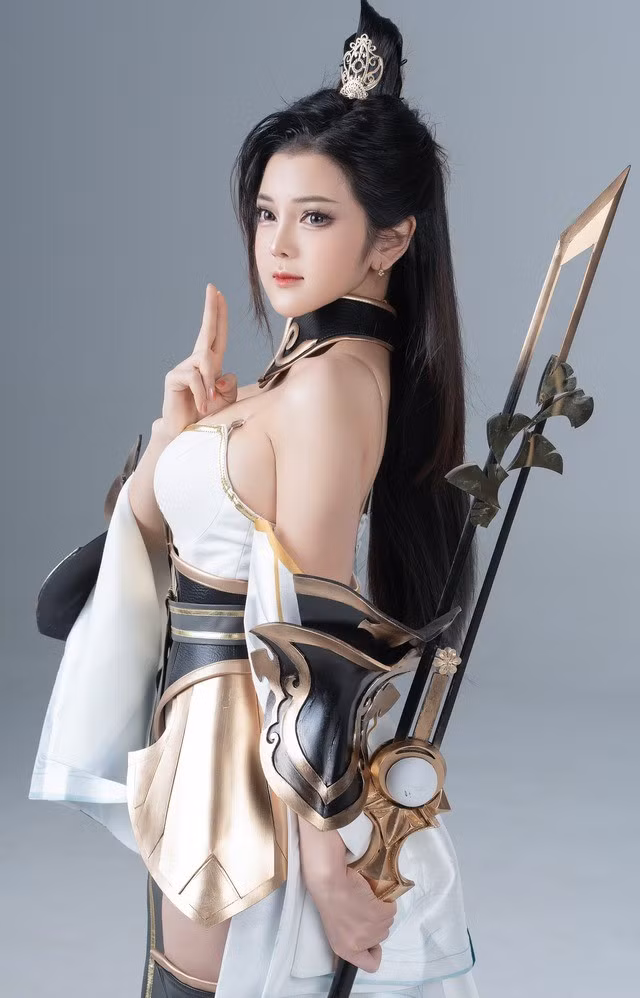 Bộ nhận diện mới gợi cảm, quyến rũ với mái tóc dài đặc trưng và trang phục cá tính được thiết kế riêng biệt, nữ cosplayer mang vẻ đẹp vừa dịu dàng, vừa mạnh mẽ.