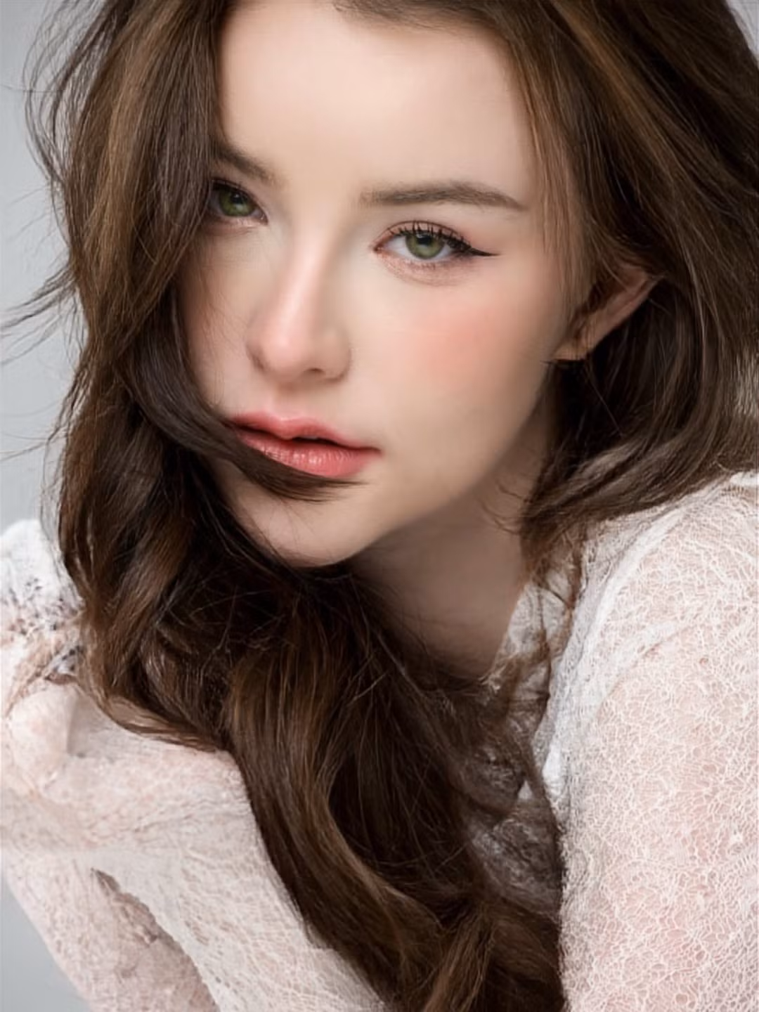 Jessie Vard vốn được biết đến rộng rãi nhờ loạt ảnh “tắm suối” gây sốt vài năm trước, đem đến cho cô danh xưng “nữ thần tắm suối Thái Lan”.