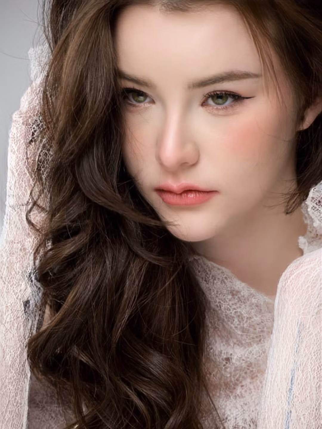 Mỗi biểu cảm, mỗi góc nghiêng của người đẹp lai Thái - Ireland đều sắc nét và thu hút, đúng chuẩn “gương mặt không góc chết” khiến ai nhìn cũng phải ngỡ ngàng.