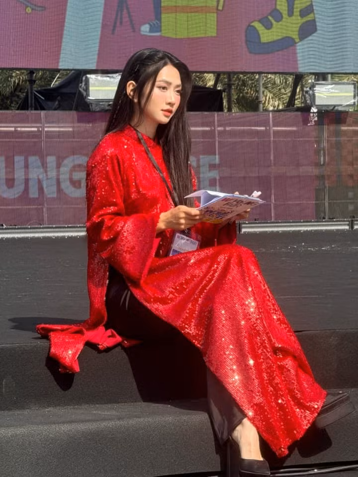 Lê Bống cũng được ghi nhận với tinh thần không ngừng đổi mới hình ảnh, từ thể thao, quyến rũ đến dịu dàng.