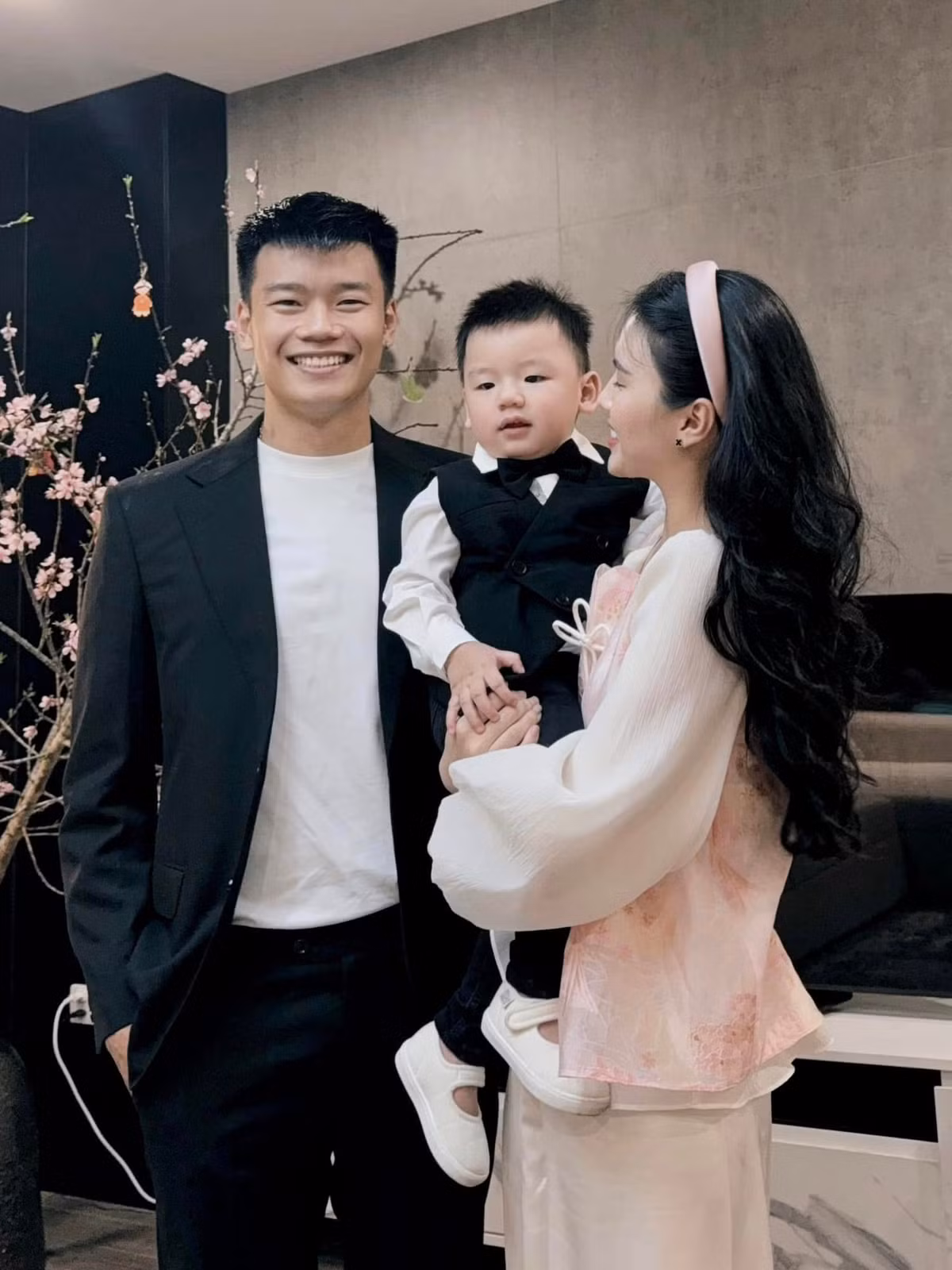 Sau nhiều năm bên nhau, cặp đôi tổ chức đám cưới vào đầu năm 2022 trong sự chúc phúc của người thân và đồng nghiệp.