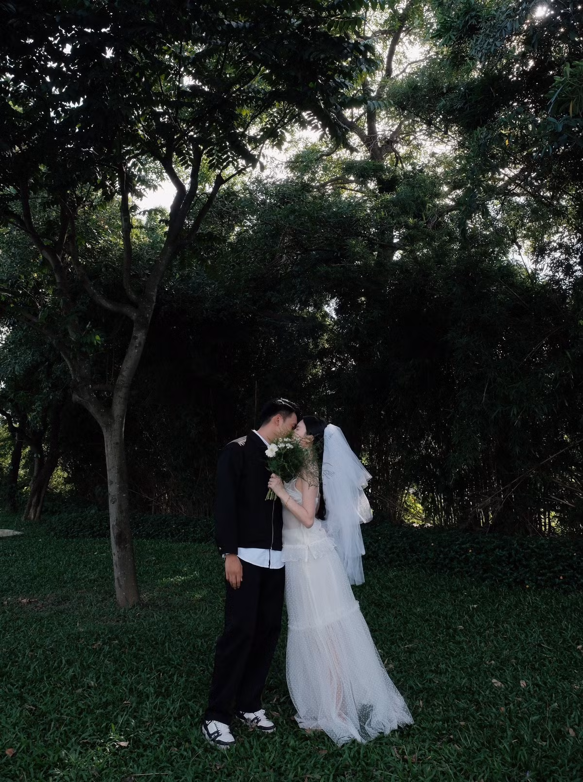 Dù là người kín tiếng, Thành Chung không ngần ngại thể hiện sự ngọt ngào dành cho bạn gái suốt nhiều năm yêu nhau.