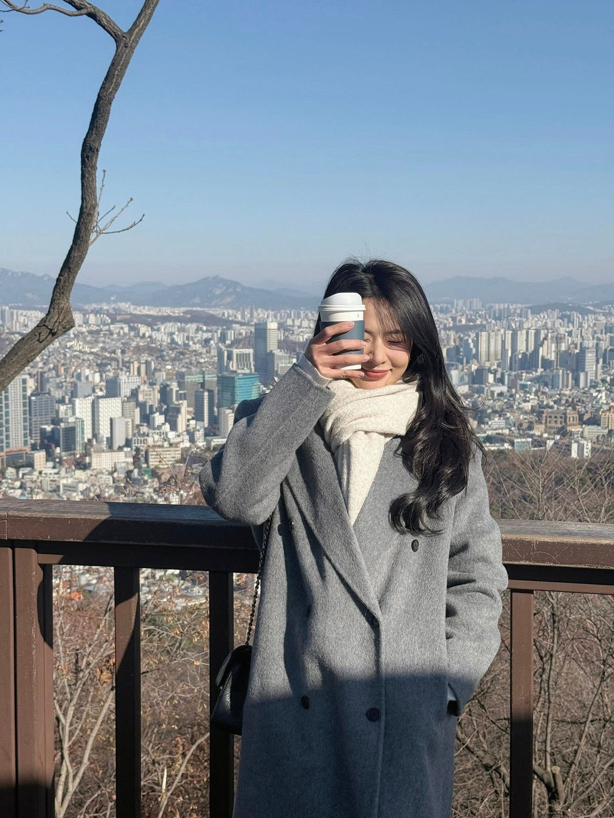 Cách phối đồ đơn giản nhưng hợp bối cảnh giúp Minh Trang hòa mình vào không gian đường phố Hàn Quốc, mang đến cảm giác đời thường, nhẹ nhàng mà vẫn rất “ăn ảnh”.