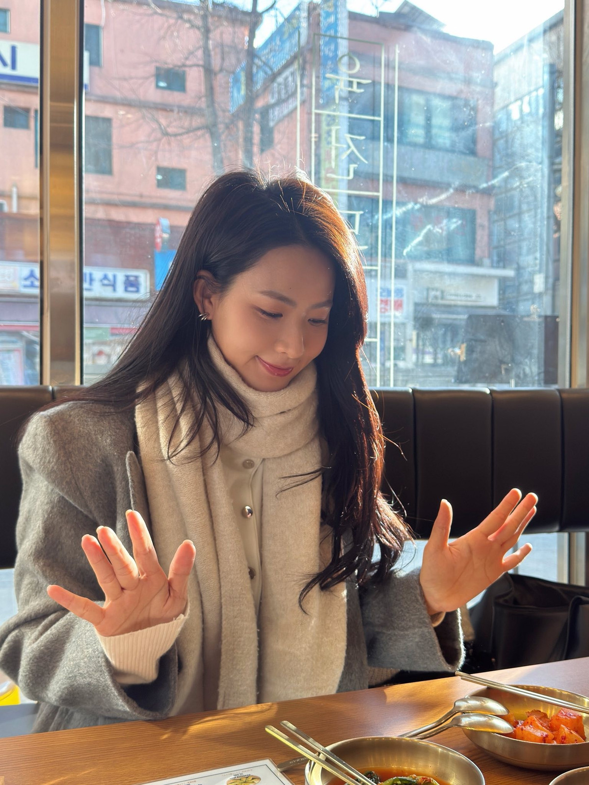 Trên mạng xã hội, Minh Trang chủ yếu chia sẻ những khoảnh khắc đời thường, sở thích như chụp ảnh, vẽ tranh, nấu ăn hay những chuyến đi ngắn ngày để tái tạo năng lượng.