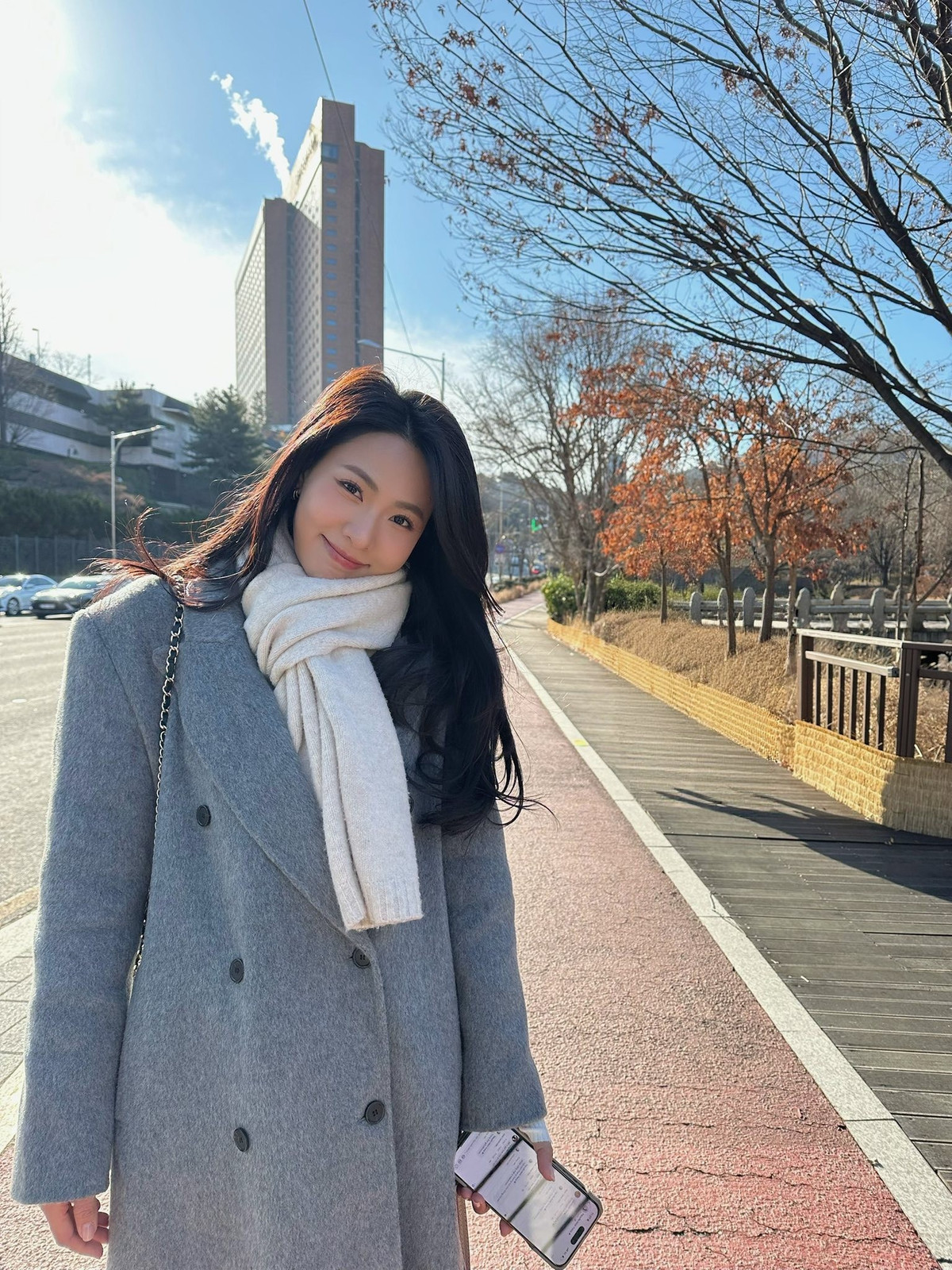 Không cần trang phục cầu kỳ, nữ diễn viên Nguyễn Minh Trang vẫn nổi bật giữa khung cảnh mùa đông xứ kim chi nhờ vẻ đẹp tự nhiên và thần thái cuốn hút.