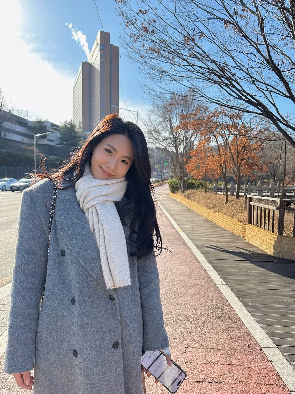 Không cần trang phục cầu kỳ, nữ diễn viên Nguyễn Minh Trang vẫn nổi bật giữa khung cảnh mùa đông xứ kim chi nhờ vẻ đẹp tự nhiên và thần thái cuốn hút.