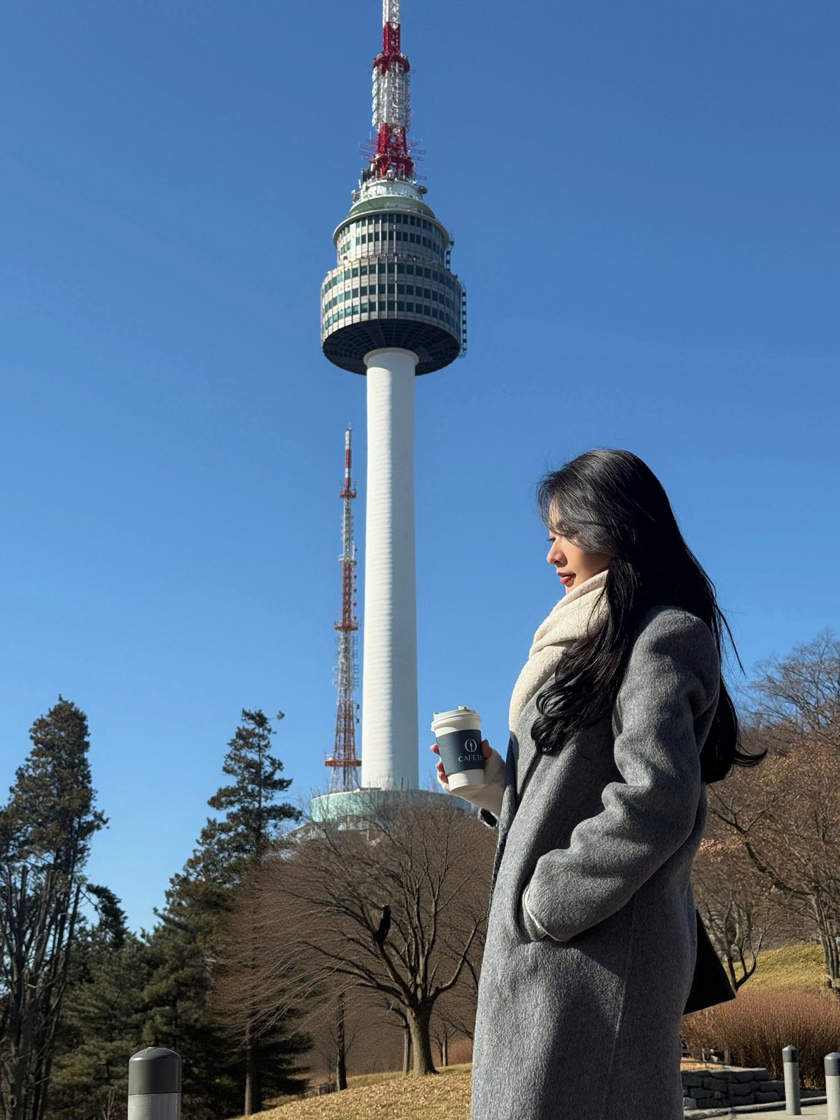 Ở những khung hình cận mặt, Nguyễn Minh Trang ghi điểm với làn da mịn màng, gương mặt Á Đông thanh tú và đường nét hài hòa.