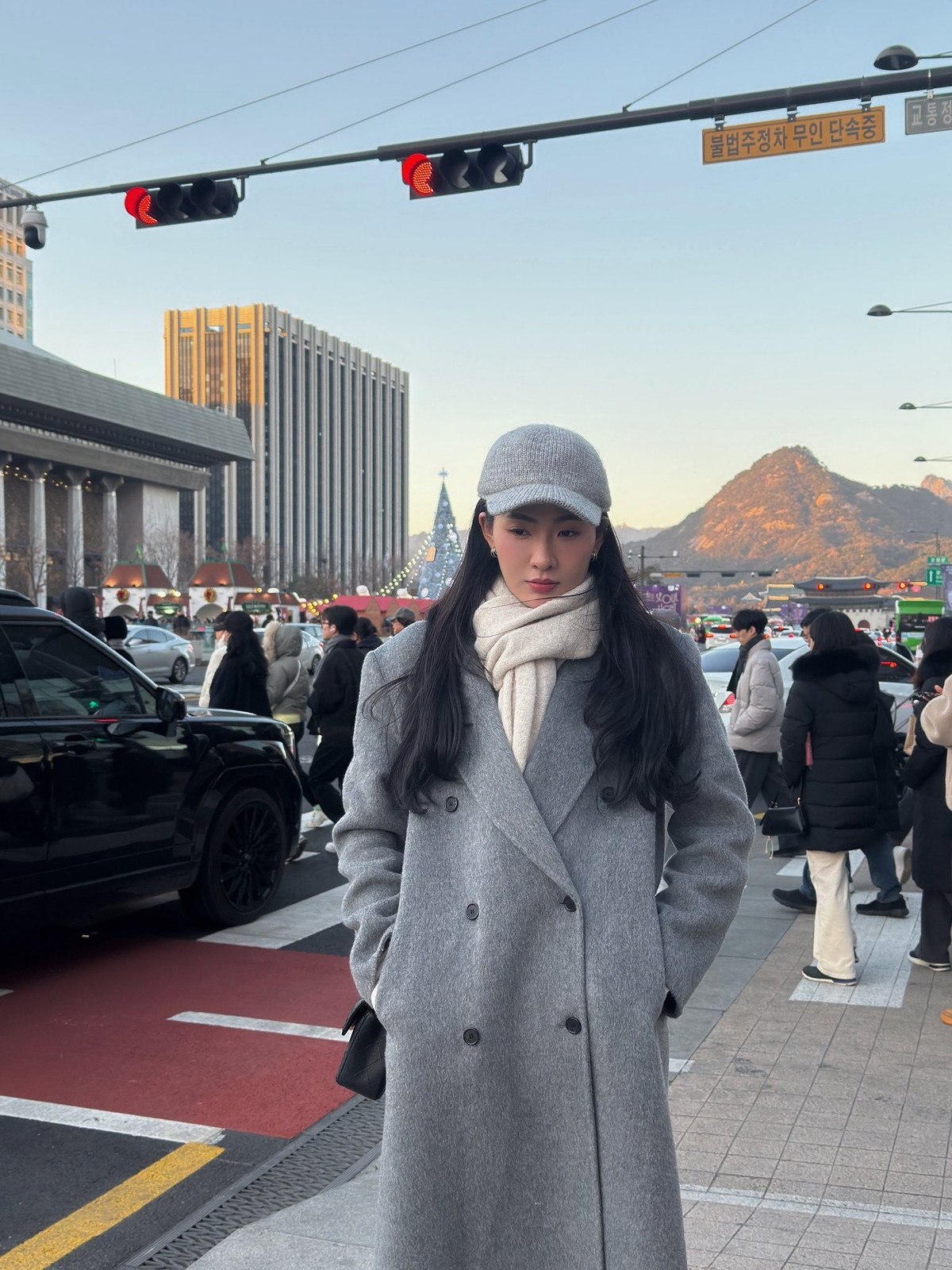 Mái tóc đen dài buông tự nhiên, khẽ lay trong nắng đông càng tôn lên nét nữ tính rất riêng của Minh Trang.