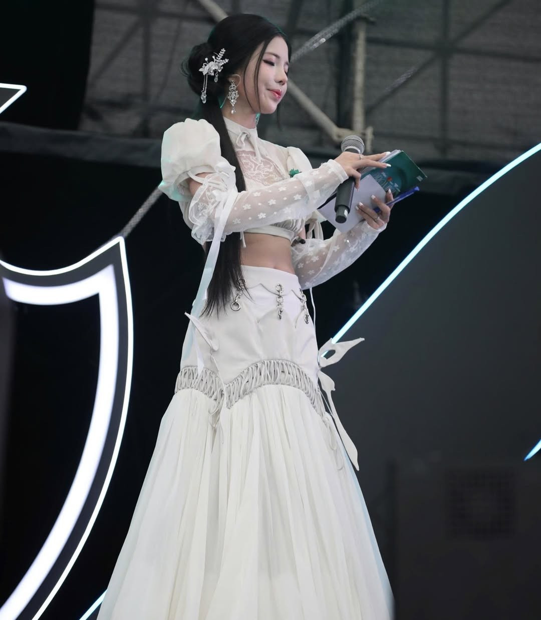 Trên sân khấu lớn, giữa ánh đèn và không khí sôi động của Esports, Mai Dora nổi bật như một “nàng thơ”, vừa mềm mại, vừa tràn đầy năng lượng.