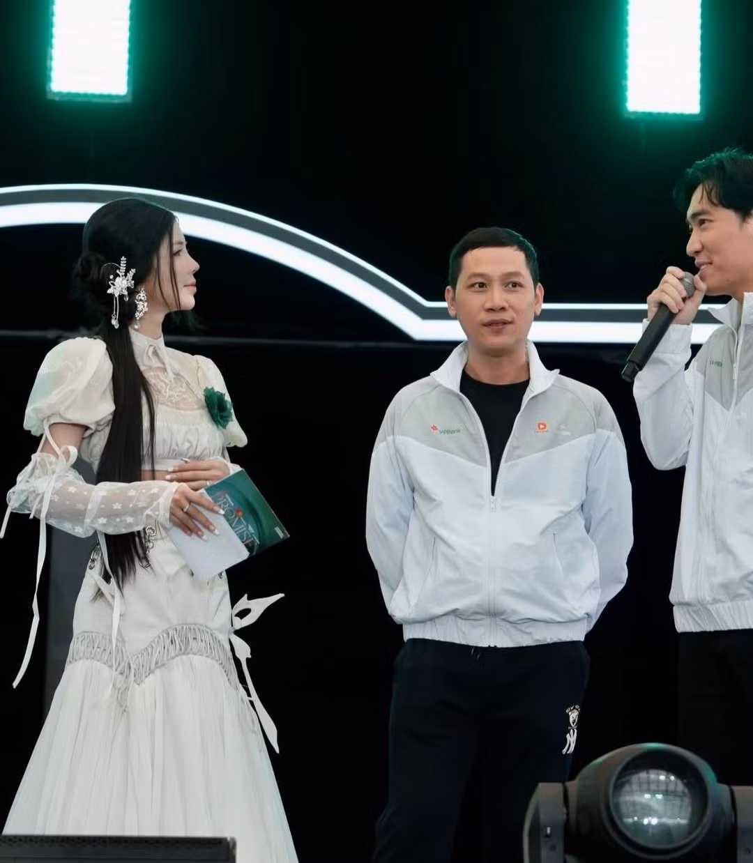 Bên cạnh công việc MC, Mai Dora còn hoạt động sôi nổi với vai trò streamer, người mẫu ảnh và từng thử sức ở lĩnh vực diễn xuất. Cô sở hữu phong cách thời trang gợi cảm, cá tính nhưng không đóng khung hình ảnh; ngược lại, cô nàng thường xuyên biến hóa đa dạng – từ nữ sinh trong trẻo, quý cô thanh lịch đến những màn cosplay ấn tượng.