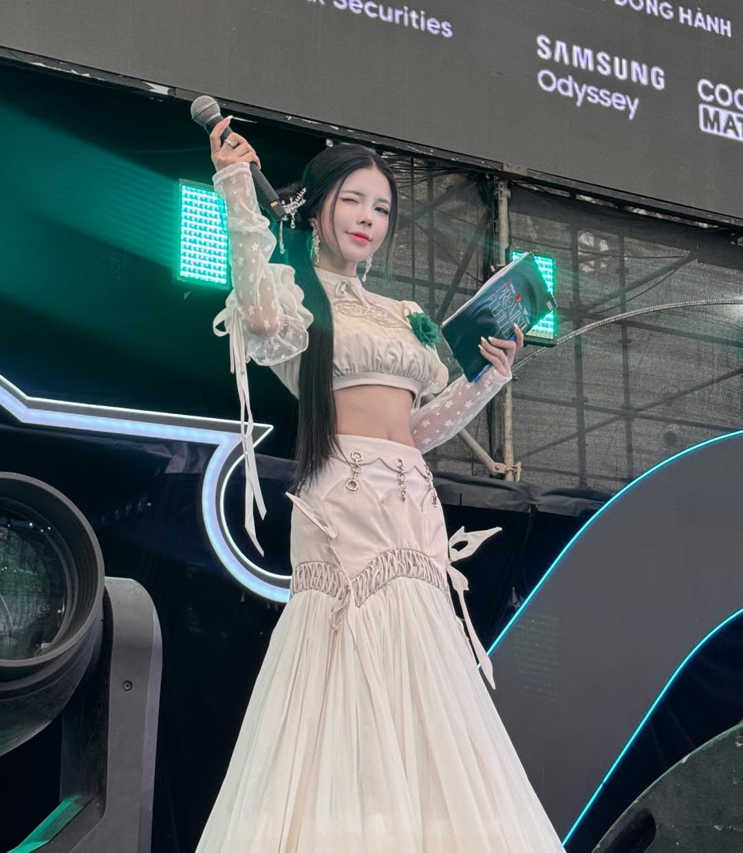 Không chỉ dừng ở nhan sắc, điều khiến khán giả nhớ đến Mai Dora còn là thần thái và phong cách dẫn dắt tự nhiên. Từng cử chỉ, ánh mắt, nụ cười đều toát lên sự chuyên nghiệp của một MC dày dạn kinh nghiệm.