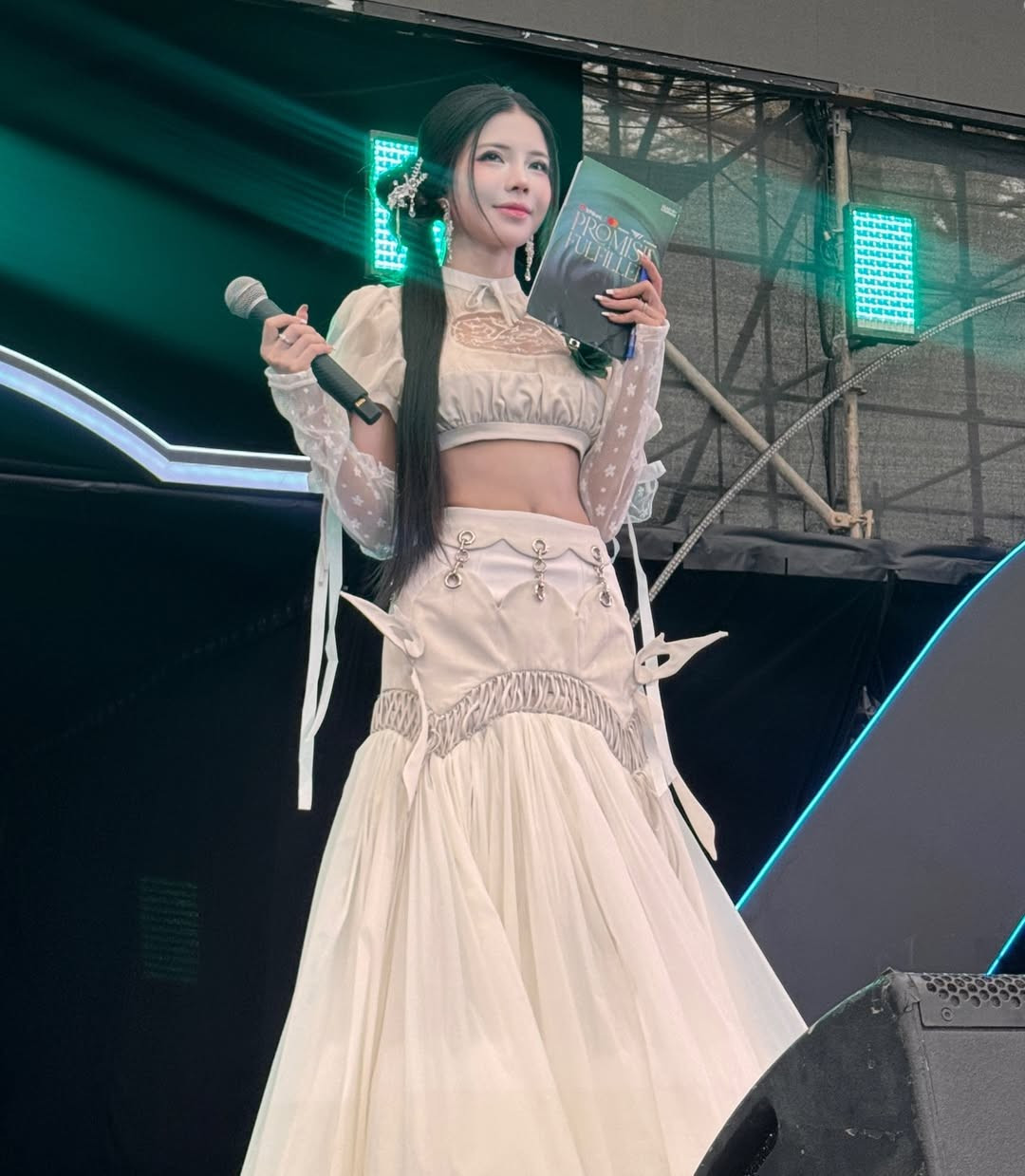 Mai Dora xử lý tình huống linh hoạt, truyền tải thông tin mạch lạc, giữ nhịp chương trình trôi chảy – yếu tố then chốt giúp các giải đấu Esports trở nên hấp dẫn hơn với khán giả đại chúng.