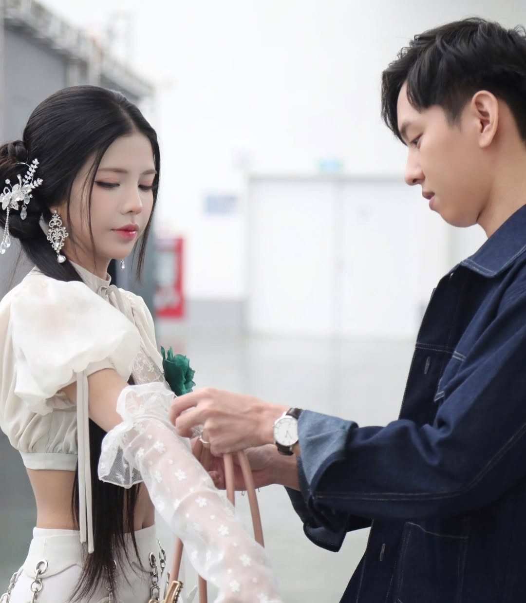 Mai Dora, tên thật Trương Vũ Quỳnh Mai (sinh năm 1995), là gương mặt quen thuộc trong làng Esports Việt Nam. Cô được biết đến rộng rãi với vai trò MC cho các giải đấu Liên Minh Huyền Thoại (VCS), đồng thời là thành viên của đội ngũ VETV.