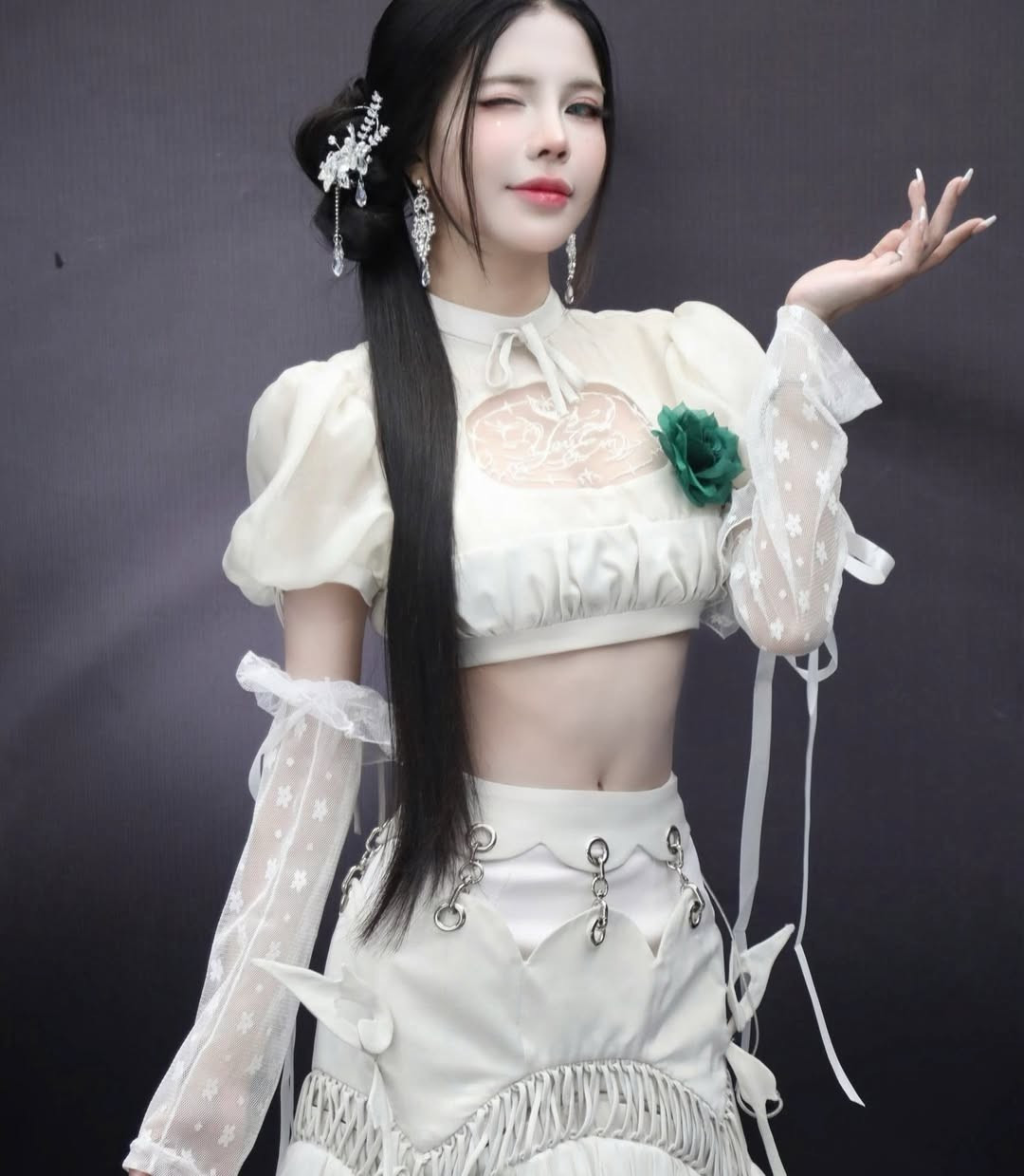 Trang điểm của Mai Dora theo hướng trong trẻo nhưng vẫn sắc sảo: đôi mắt to tròn, hàng mi cong vút, ánh nhìn tự tin; sống mũi cao và bờ môi hồng hào mang đến cảm giác dịu dàng, nữ tính.