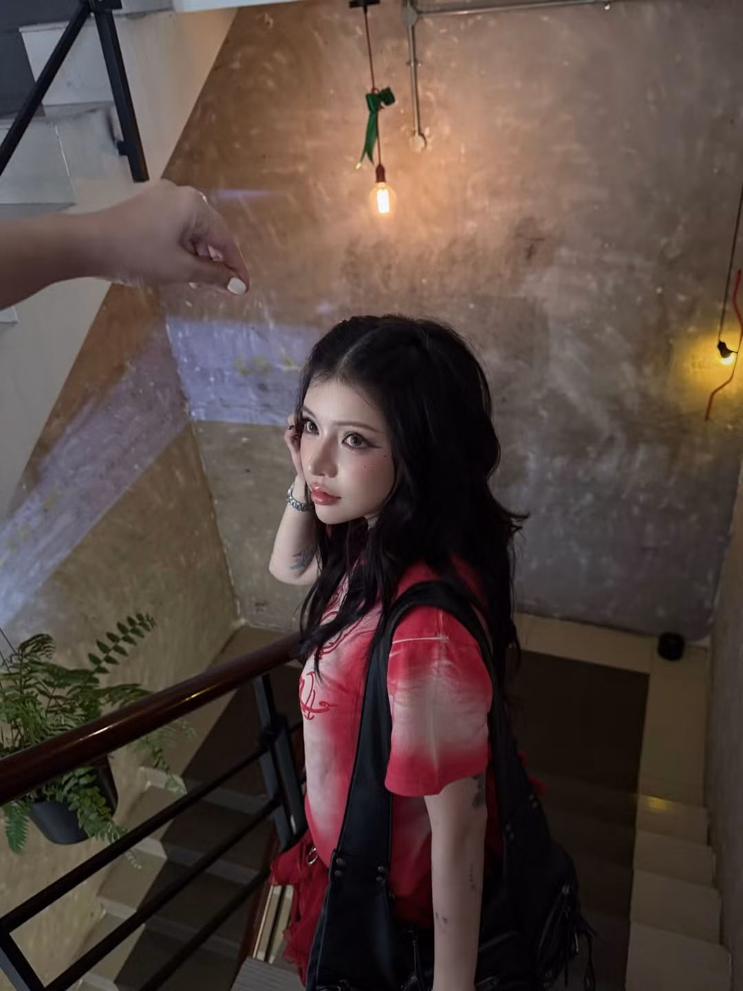 Không cần biểu cảm mạnh hay tạo dáng quá gắt, chỉ với ánh nhìn hơi trầm và gương mặt nghiêng nhẹ, Ciin đã mang đến cảm giác khác biệt so với hình ảnh “Lisa Việt Nam” thường thấy – một vẻ đẹp trưởng thành và có chiều sâu hơn.