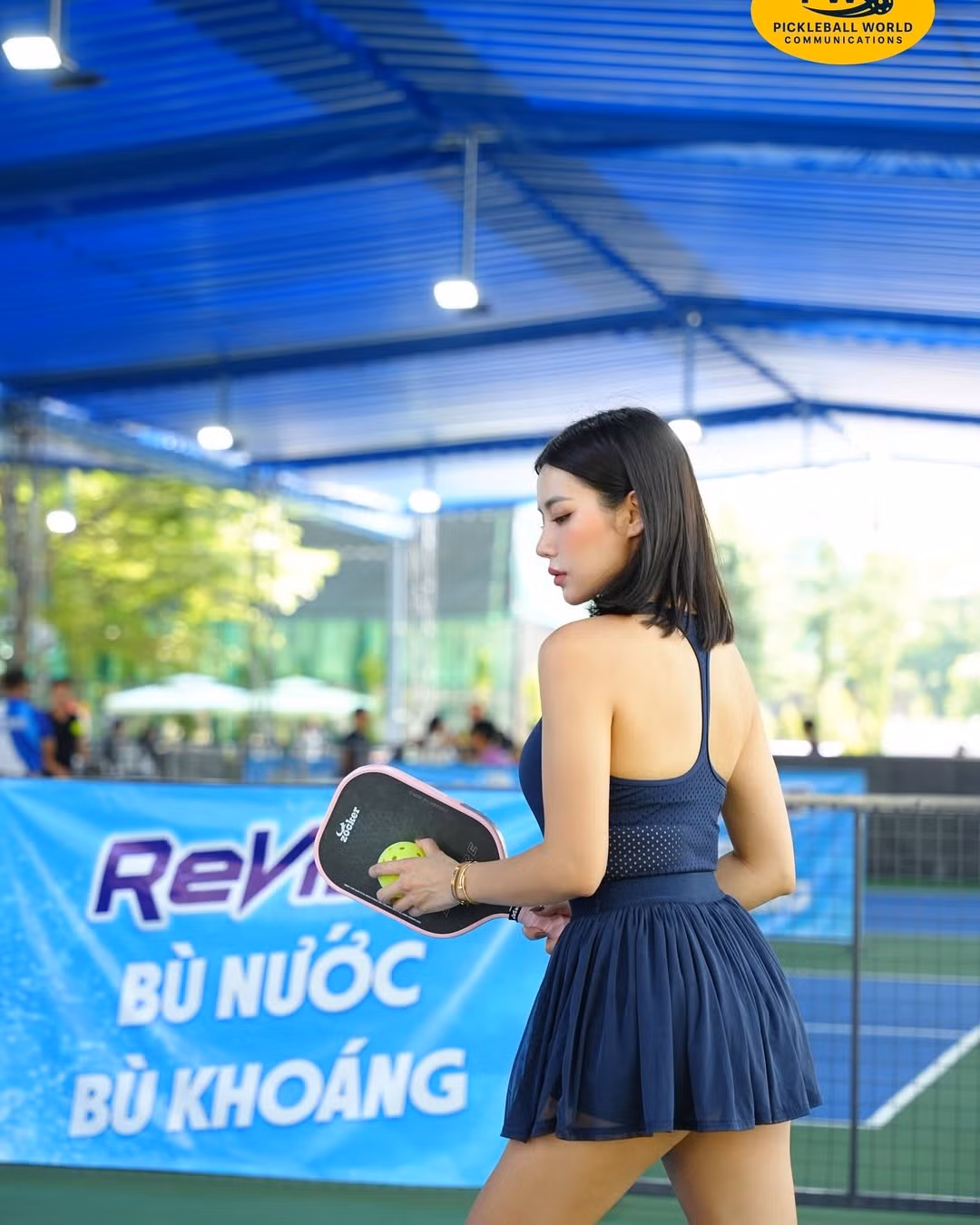 Cụ thể, thời điểm đó Milan Phạm chia sẻ: “Dù ai nói ngả nói nghiêng, tui chơi đến nỗi chuột rút ngay giữa livestream là biết chơi như nào rồi đó… Người ngợm ướt nhẹp chơi 7-8 tiếng 1 ngày giữa trời nóng 40 độ thì mặc gì đây? Vừa lòng bản thân đã khó nên không thể làm làm vừa lòng thiên hạ nữa đâu”.