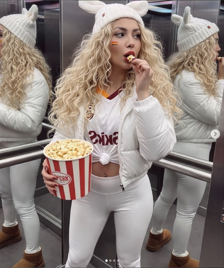 Không chỉ dừng lại ở gương mặt xinh đẹp, vóc dáng của Elisse AI cũng là điểm khiến cộng đồng mạng “khó rời mắt”. Thân hình cân đối, đôi chân dài săn chắc cùng vòng eo thon gọn được khắc họa chi tiết, chân thực đến mức nhiều người khó tin đây chỉ là sản phẩm của trí tuệ nhân tạo.