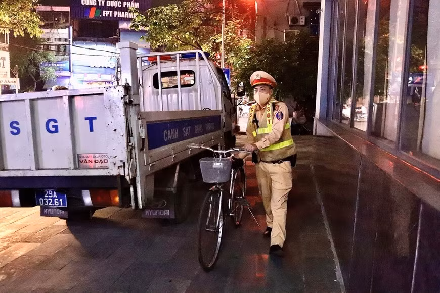 Một người điều khiển xe đạp bị phát hiện vi phạm nồng độ cồn, sau đó không hợp tác và bỏ lại phương tiện tại hiện trường. Tuy nhiên, lực lượng chức năng vẫn lập biên bản và tiến hành tạm giữ xe theo quy định.