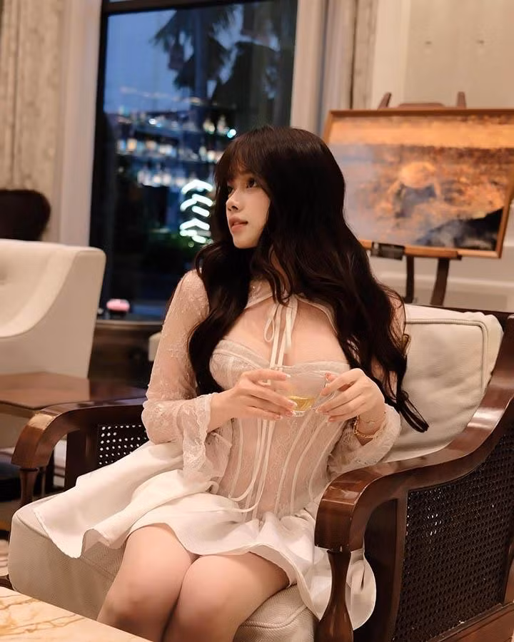 Trong phong cách đường phố, cô ưa chuộng những trang phục đơn giản nhưng cá tính như áo crop top, quần shorts hoặc váy ngắn, thể hiện sự trẻ trung và mạnh mẽ.