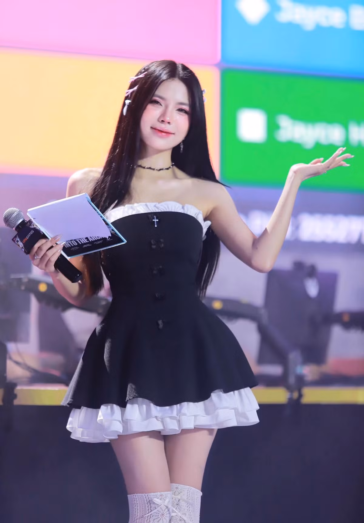 Do không biết Mai Dora là ai, nhiều người dùng trên diễn đàn FMKorea đã mặc định cô là một khán giả người Trung Quốc. Một số bình luận còn phỏng đoán cô là một "tiểu phú bà" Trung Quốc" có đam mê với Esports nên đã không ngại đường xa đến tận Ả Rập để theo dõi.