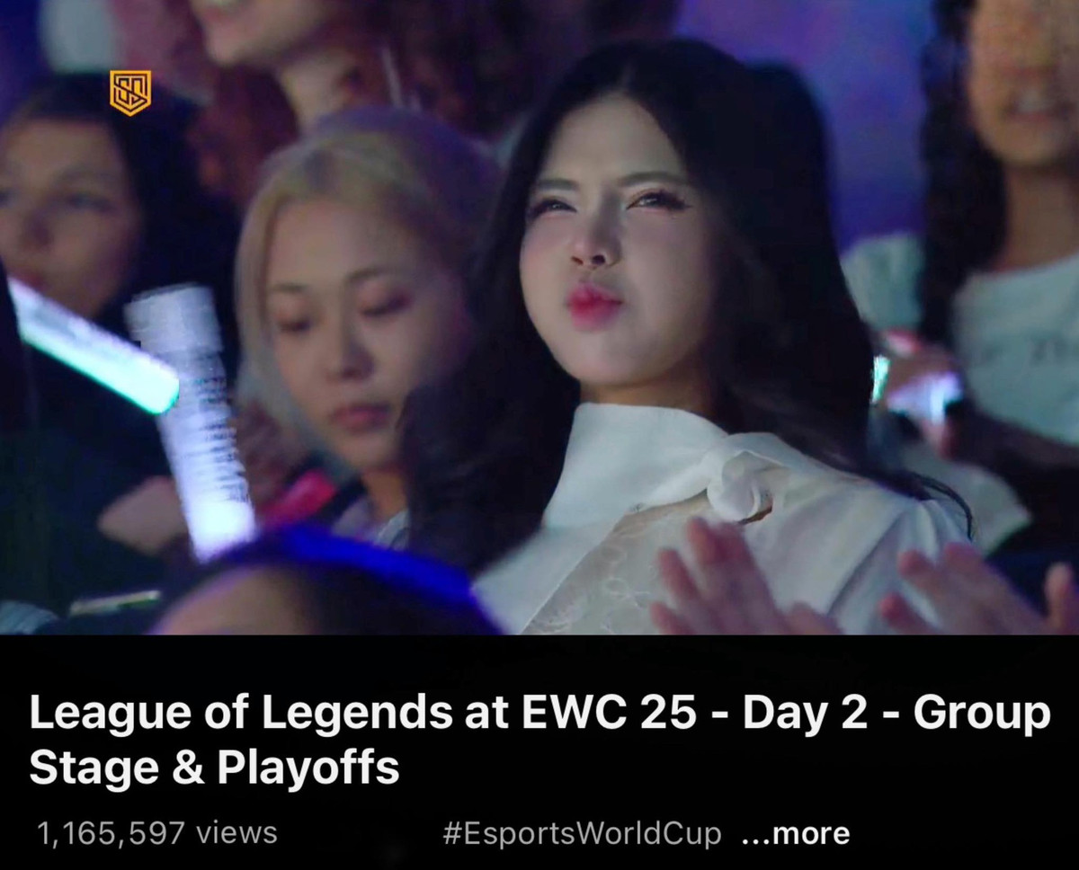 Mới đây, cộng đồng game thủ Việt Nam đã không khỏi xôn xao khi phát hiện khoảnh khắc MC Mai Dora lọt vào ống kính máy quay trên sóng trực tiếp của Esports World Cup.